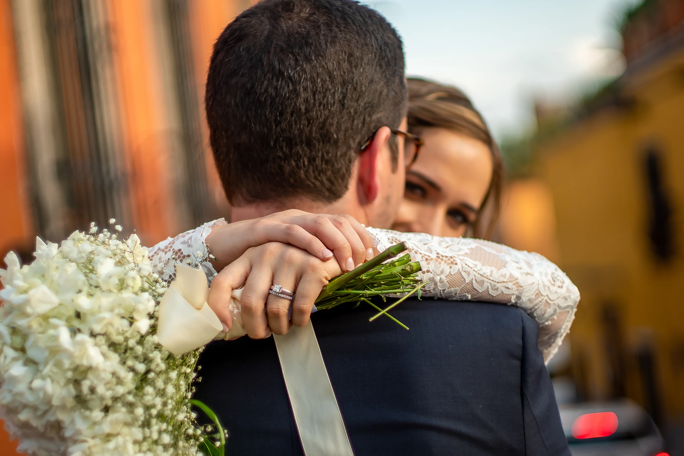 Sesión de pareja formal en exteriores en Madrid
