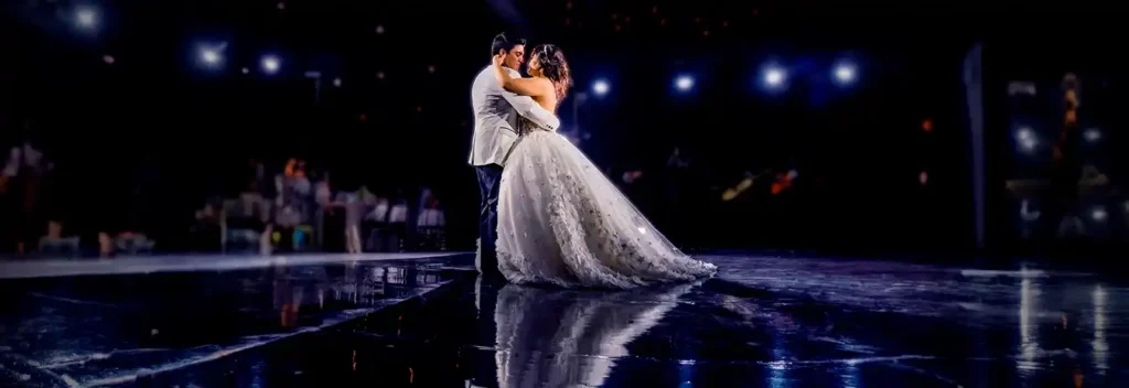 pareja bailando durante su boda