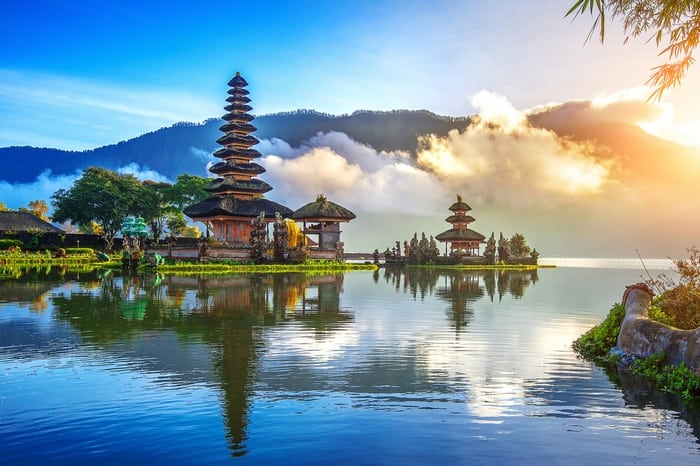Pareja disfrutando de un paisaje con arrozales en Bali, Indonesia.