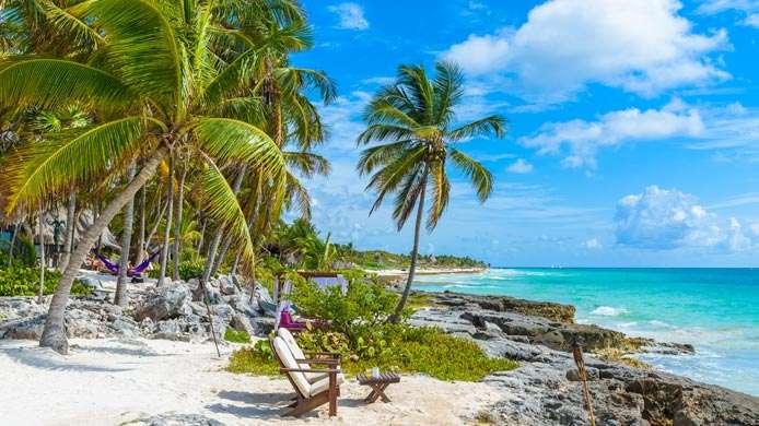 Avenida principal y ambiente bohemio en Playa del Carmen.